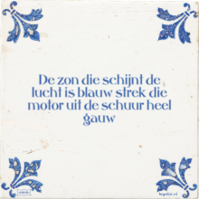 De zon die schijnt de lucht is blauw strek die motor uit de schuur heel gauw - 29 keer bekeken