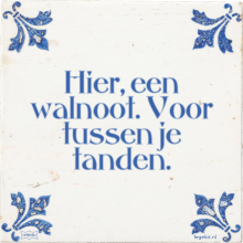Hier, een walnoot. Voor tussen je tanden. - 5 keer bekeken